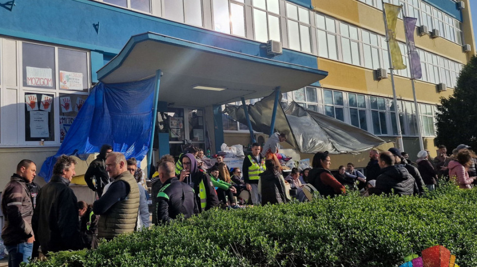 (FOTO) Studenti VTŠ u Subotici prenoćili ispred škole, najavili blokadu od 24 časa zbog odluke o početku nastave