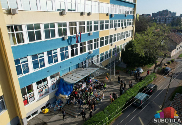 Studenti VTŠ u Subotici obustavili blokadu ispred škole posle 48 sati, poručuju da to nije kraj borbe