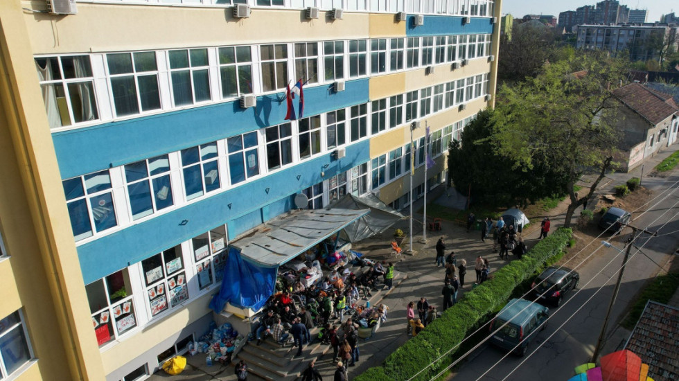 Studenti VTŠ u Subotici obustavili blokadu ispred škole posle 48 sati, poručuju da to nije kraj borbe