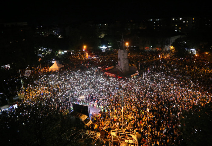 (FOTO/VIDEO) "Pumpaj, pumpaj, Ibar vodo": Završen protest u Kraljevu, studenti i građani čistili ulice posle skupa