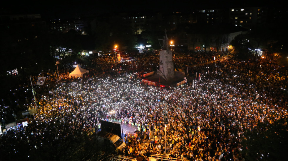 (FOTO/VIDEO) "Pumpaj, pumpaj, Ibar vodo": Završen protest u Kraljevu, studenti i građani čistili ulice posle skupa