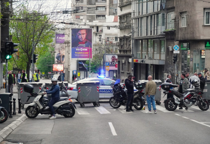 (FOTO) Javni servis nije emitovao Jutarnji program: Studenti blokiraju RTS i raskrsnicu Takovske i Svetogorske ulice