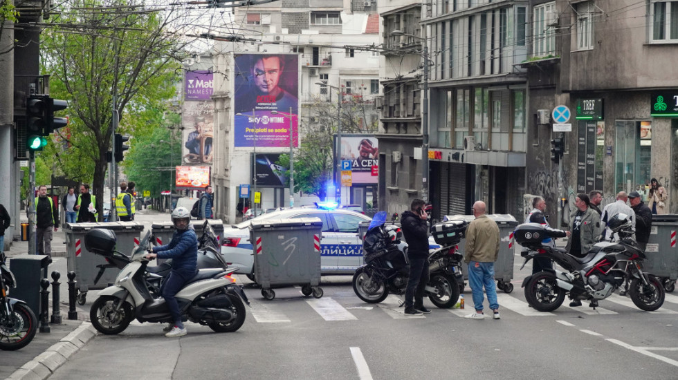 (FOTO) Javni servis nije emitovao Jutarnji program: Studenti blokiraju RTS i raskrsnicu Takovske i Svetogorske ulice