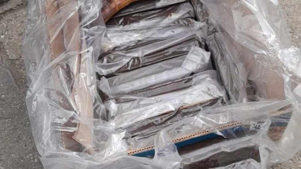 Policija u Novom Sadu zaplenila 15 kilograma kokaina: Droga pronađena u kutiji sa bananama