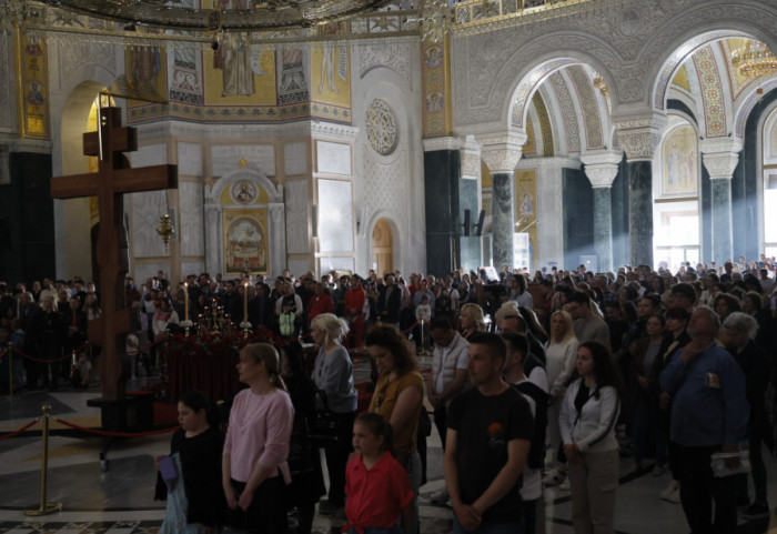 U Hramu Svetog Save izneta plaštanica, vernici je celivali