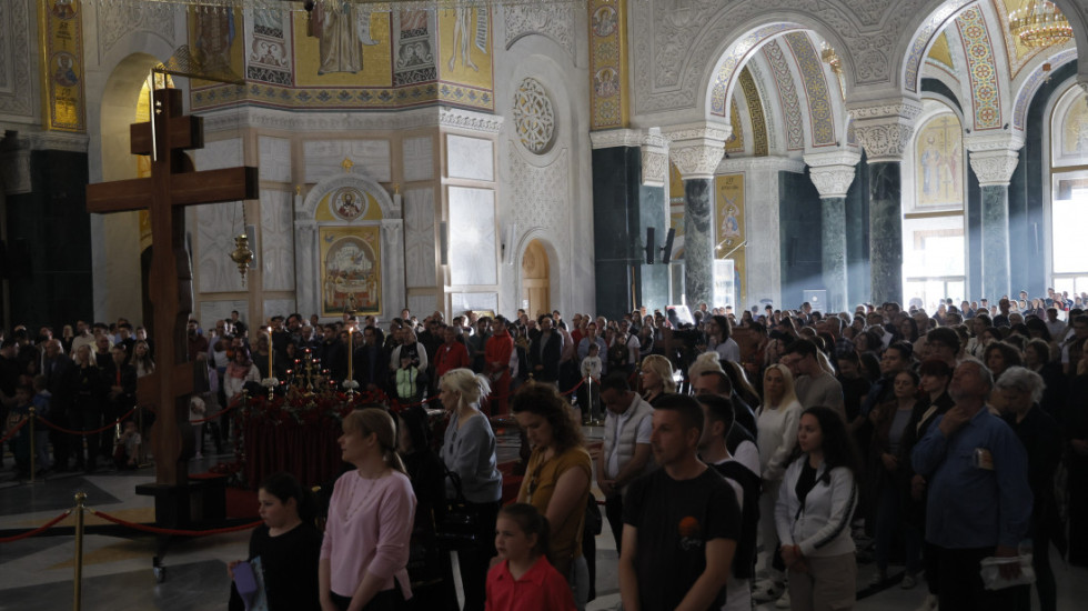 U Hramu Svetog Save izneta plaštanica, vernici je celivali