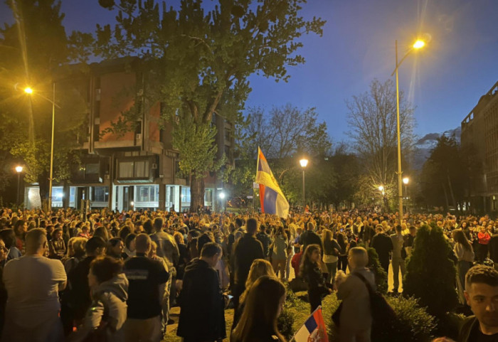 (FOTO/VIDEO) Studenti koji su biciklima išli u Strazbur došli u Novi Sad: Dočekani na crvenom tepihu ispred Rektorata