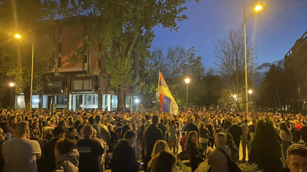 (FOTO/VIDEO) Studenti koji su biciklima išli u Strazbur došli u Novi Sad: Dočekani na crvenom tepihu ispred Rektorata