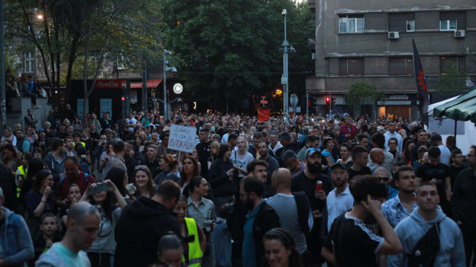 (FOTO/VIDEO) Blokirane zgrade RTS: Došli i studenti iz Novog Pazara, umesto Drugog dnevnika emitovan pregled vesti