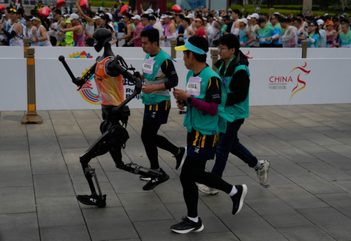 (FOTO) Prvi polumaraton humanoiodnih robota održan u Pekingu