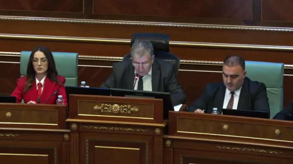 (VIDEO) Prekinuta konstitutivna sednica kosovskog parlamenta: Mandati potvrđeni, Skupština i dalje bez predsednika