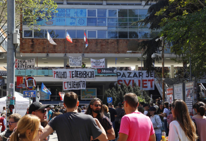 (FOTO) Blokada RTS šesti dan: Studenti i građani ne odustaju od zahteva za raspisivanje konkursa za izbor članova REM