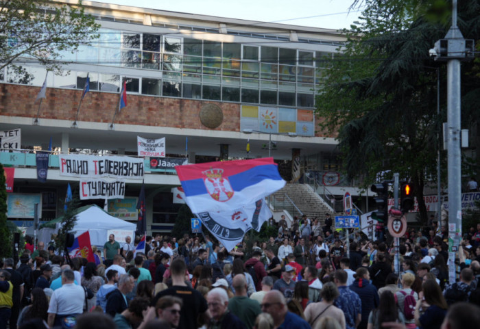 Počast žrtvama iz Novog Sada: Studenti 16 minuta ćutali ispred zgrade RTS-a
