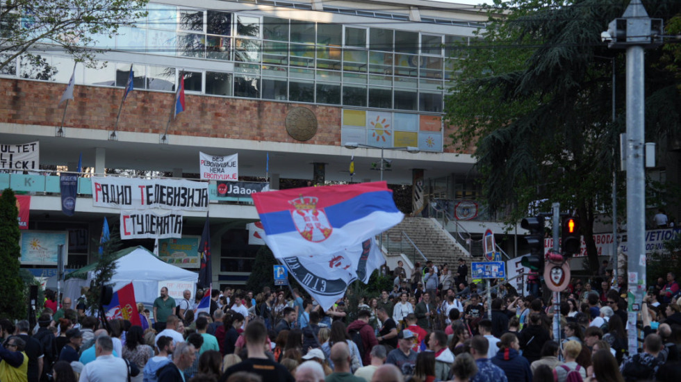 Počast žrtvama iz Novog Sada: Studenti 16 minuta ćutali ispred zgrade RTS-a