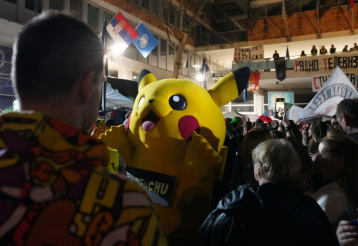 (FOTO/VIDEO) Peti dan blokade RTS: Studenti i građani oslikavali redarske prsluke, Dnevnik 2 nije emitovan