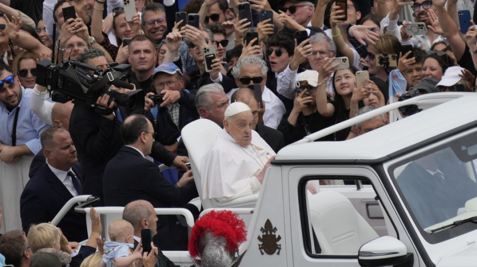 (FOTO) Papa Franja u uskršnjoj poruci pozvao na hitan prekid vatre u Gazi