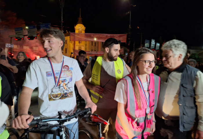 (VIDEO) Niš dočekao studente koji su biciklima otišli do Strazbura: Nada i Lav dočekani ovacijama