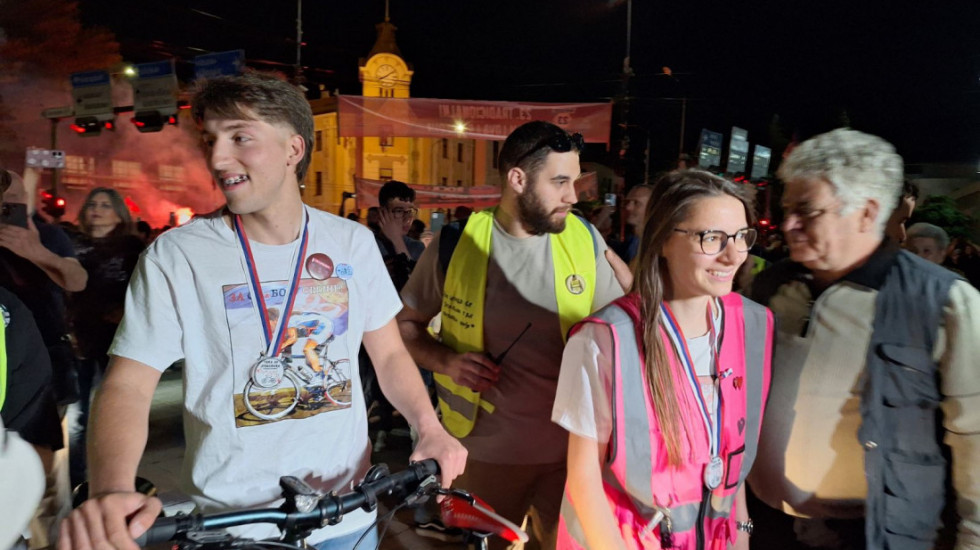 (VIDEO) Niš dočekao studente koji su biciklima otišli do Strazbura: Nada i Lav dočekani ovacijama