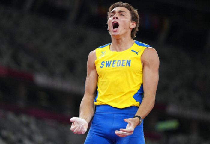 Atletičar Armand Duplantis najbolji sportista planete, nagradu mu uručio Novak Đoković