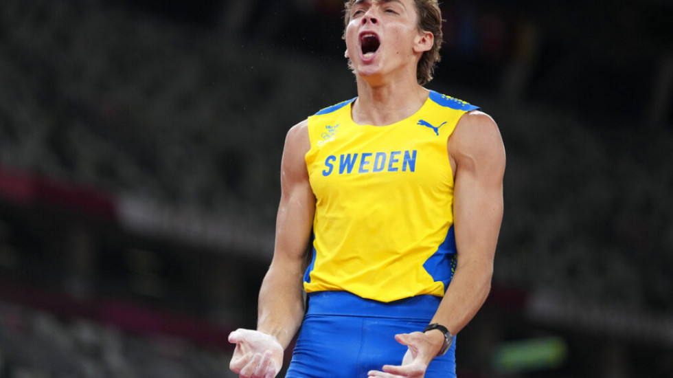 Atletičar Armand Duplantis najbolji sportista planete, nagradu mu uručio Novak Đoković