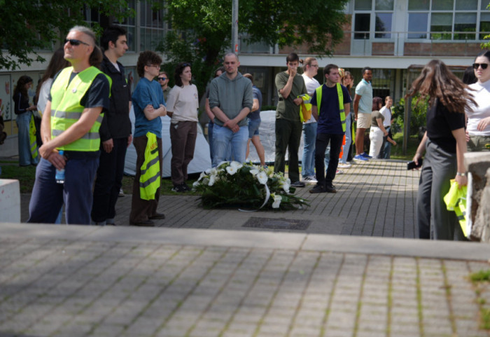 (FOTO) Deveti dan blokade RTS: Studenti odali pomen stradalim radnicima javnog servisa, bez muzike i buke