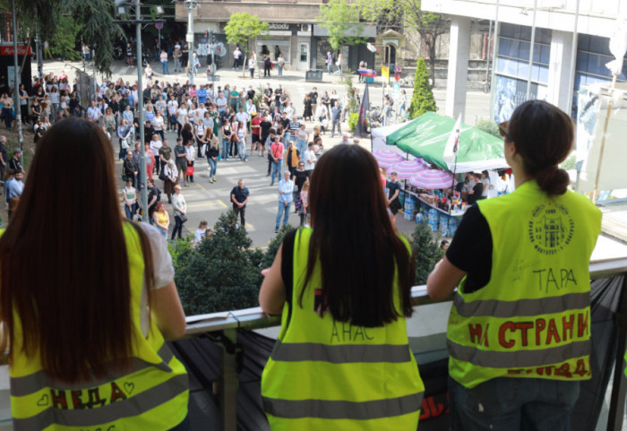 Blokada i dalje traje: Obezbeđenje RTS tvrdi da su studenti radikalizovali protest i nisu dozvolili smenu radnika