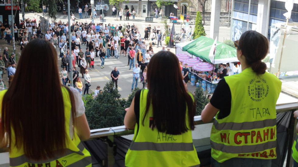 Blokada i dalje traje: Obezbeđenje RTS tvrdi da su studenti radikalizovali protest i nisu dozvolili smenu radnika