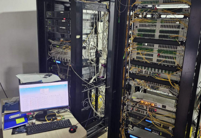 (FOTO) Ugašena mreža ilegalnih emitera TV signala: Kod šestorice privedenih pronađena elektronska oprema, vozila i novac