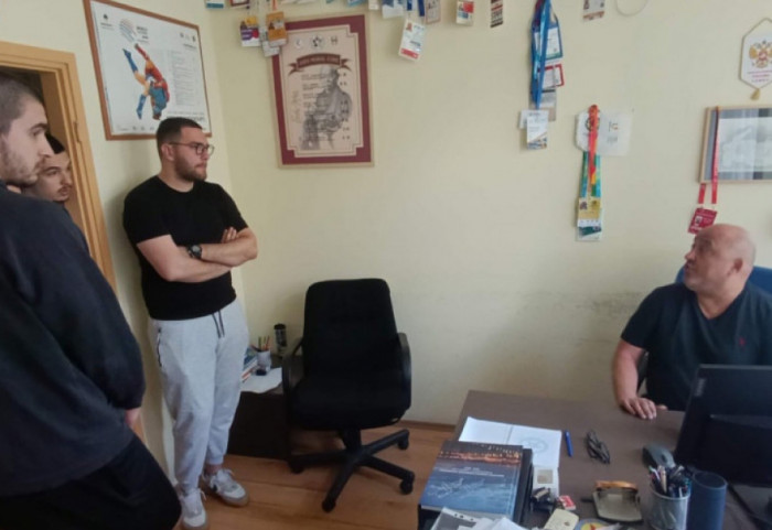 (FOTO/VIDEO) Dekan DIF u Novom Sadu ušao na taj fakultet uprkos blokadi, traži razgovor sa studentima koji protestuju