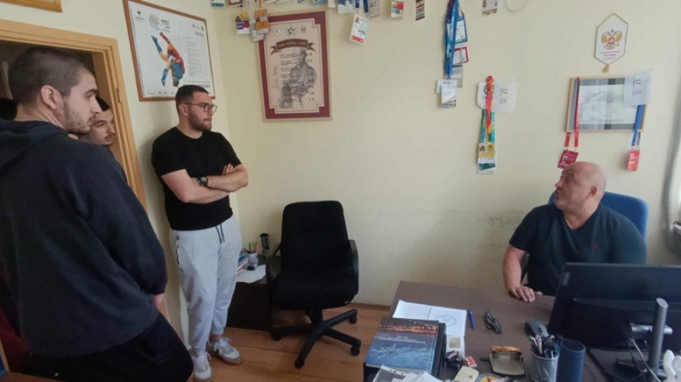 (FOTO/VIDEO) Dekan DIF u Novom Sadu ušao na taj fakultet uprkos blokadi, traži razgovor sa studentima koji protestuju