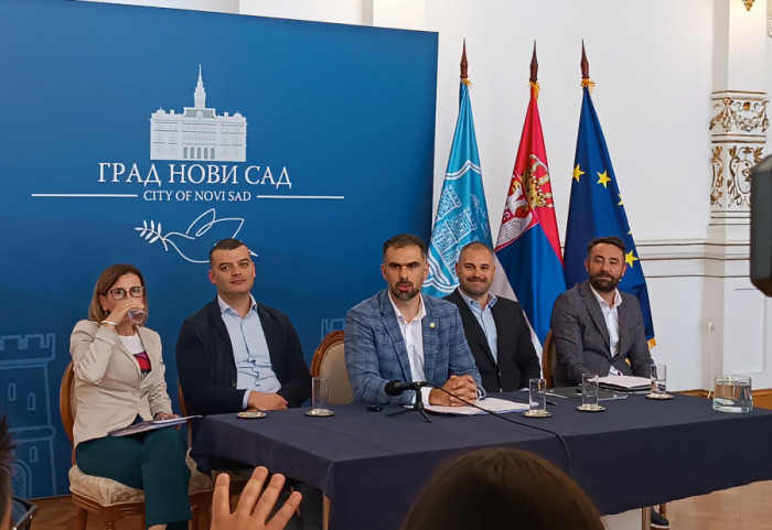 Institut za javno zdravlje tvrdi da je voda u Novom Sadu bezbedna za piće, gradonačelnik popio čašu vode da to potvrdi
