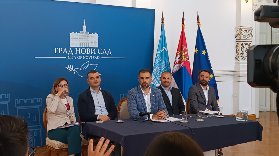 Institut za javno zdravlje tvrdi da je voda u Novom Sadu bezbedna za piće, gradonačelnik popio čašu vode da to potvrdi