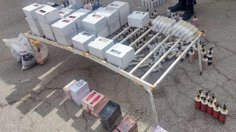(FOTO) "Omanja parfimerija u kamionskoj kabini": Sprečeno krijumčarenje kozmetike i parfema na granici sa Bugarskom