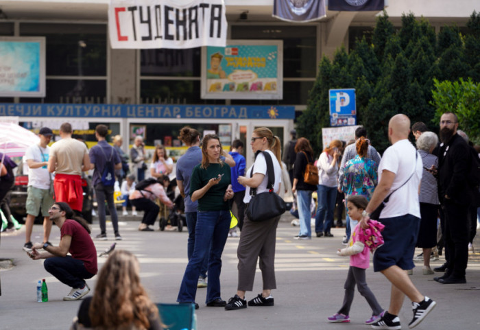 (FOTO) Blokada zgrada RTS i dalje traje: U toku humanitarni bazar, uveče nastup hora
