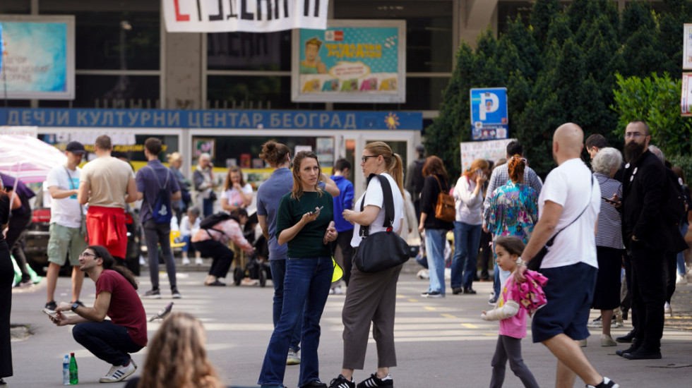 (FOTO) Blokada zgrada RTS i dalje traje: U toku humanitarni bazar, uveče nastup hora