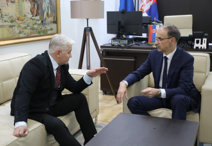 Premijer Macut održao sastanak sa rektorom Univerziteta u Novom Sadu Dejanom Madićem