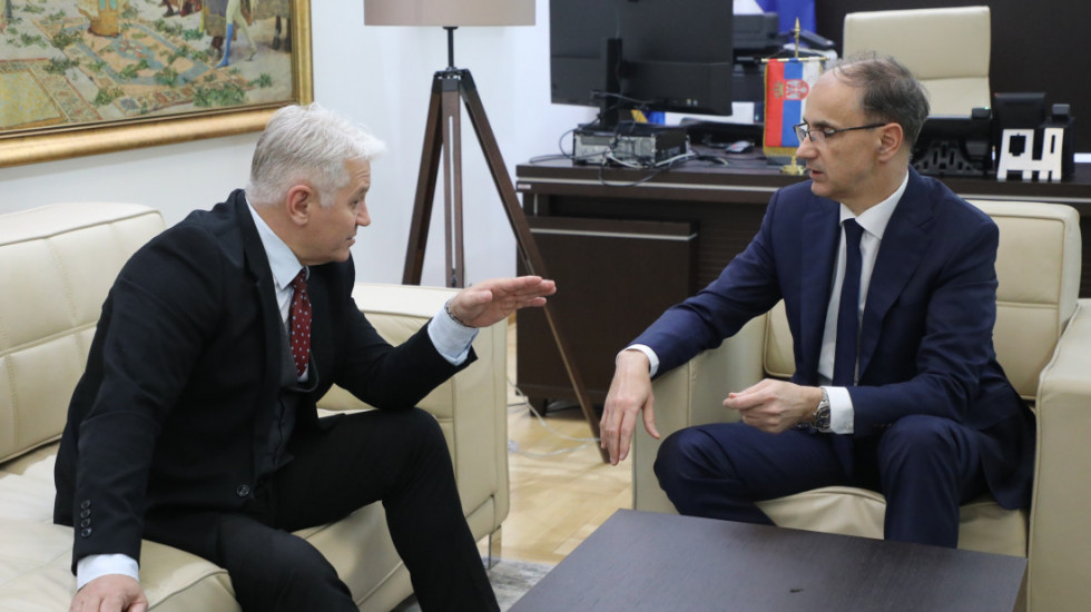 Premijer Macut održao sastanak sa rektorom Univerziteta u Novom Sadu Dejanom Madićem