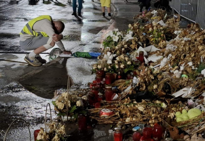(FOTO/VIDEO) Srednjoškolci koji su pešačili stigli u Novi Sad, u suzama odali poštu stradalima ispred Železničke stanice