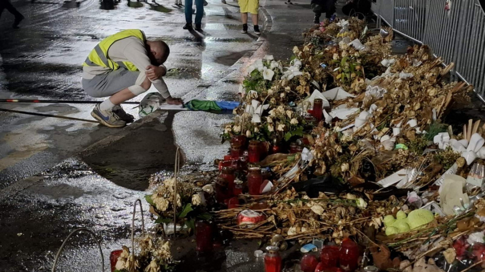 (FOTO/VIDEO) Srednjoškolci koji su pešačili stigli u Novi Sad, u suzama odali poštu stradalima ispred Železničke stanice