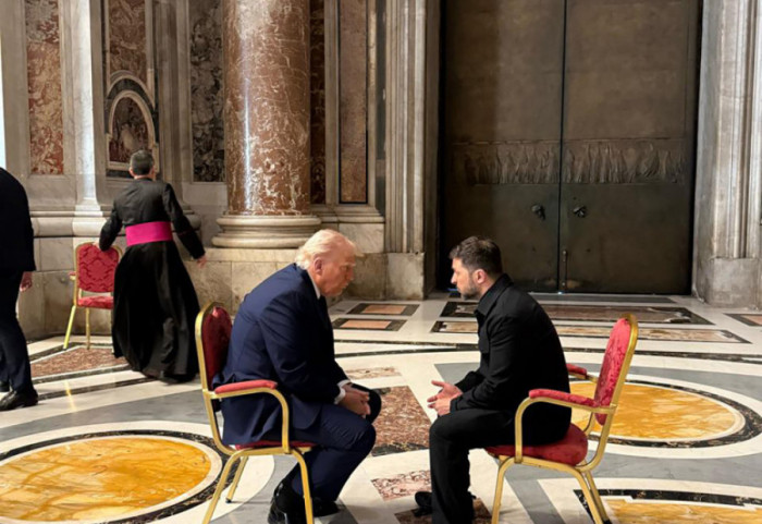 (FOTO) Zelenski i Tramp u Rimu razgovarali o "potpunom i bezuslovnom prekidu vatre" u Ukrajini