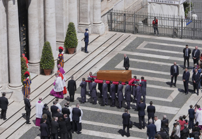 (FOTO) Unošenjem kovčega u baziliku završena ceremonija sahrane pape Franje kojoj je prisustvovalo 250.000 ljudi