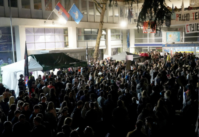 (FOTO/VIDEO) Studenti 12. dan blokiraju RTS: Zborovi beogradskih opština podržali studente, dočekani aplauzom