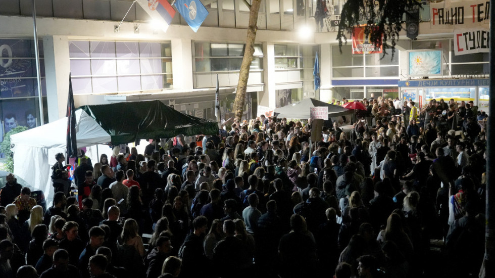 (FOTO/VIDEO) Studenti 12. dan blokiraju RTS: Zborovi beogradskih opština podržali studente, dočekani aplauzom