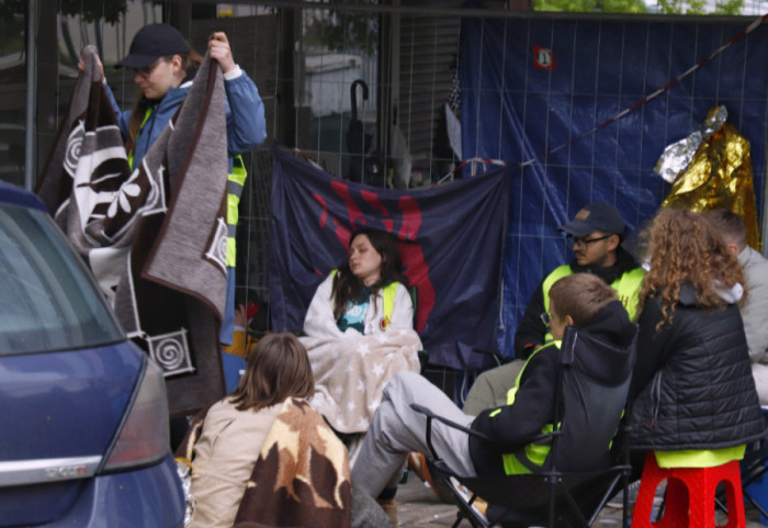 (FOTO) Studenti i građani 13. dan blokiraju RTS, čeka se sednica o REM