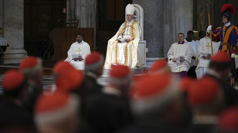 (FOTO) Dan posle sahrane pape Franje: Kardinali došli do crkve u kojoj je grobnica, održana večernja misa