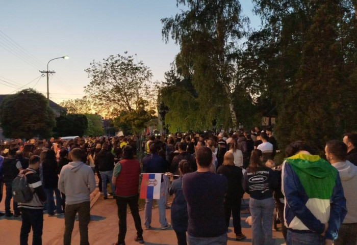 Protest u Rači zbog renovirane škole u kojoj je pao plafon