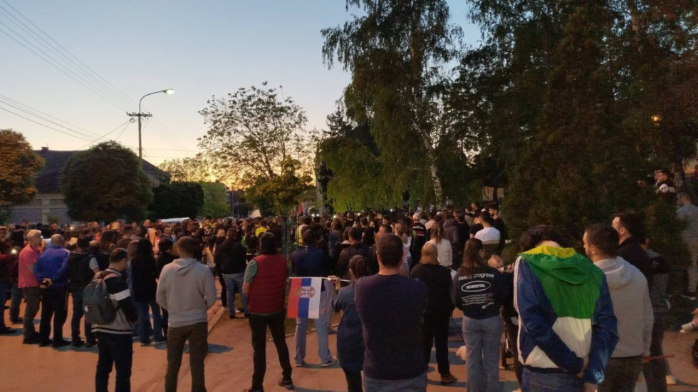 Protest u Rači zbog renovirane škole u kojoj je pao plafon