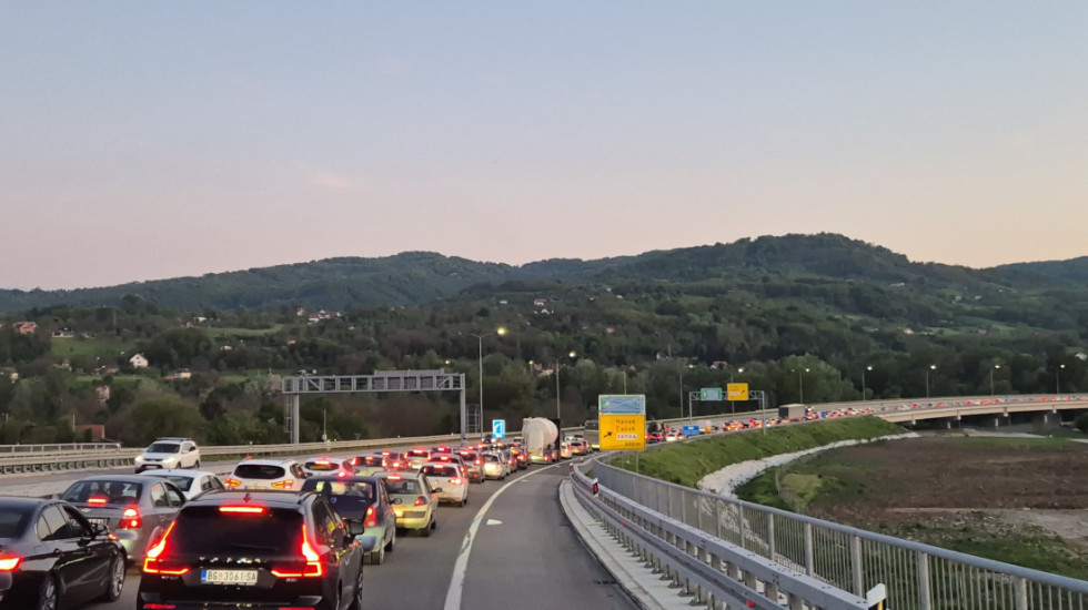 Gužva na auto-putu kod Čačka: Formirana kolona duga više od dva kilometra, vozači čekaju bar 45 minuta
