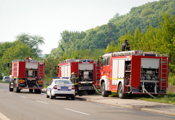 Zapalio se minibus pun putnika kod Užica