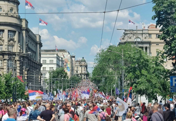 (FOTO/VIDEO) Prvomajski protest studenata i sindikata ispred Vlade: Predati zahtevi za izmene zakona o radu i štrajku